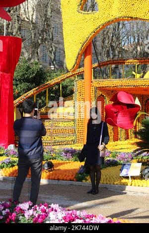 Menton, Frankreich, feb 15. 2017 Lemon Festival / La Fête du Citron, ein weltweit einzigartiges Ereignis, zieht jedes Jahr mehr als 160.000 Besucher an – eine Zahl, die ständig steigt. 83. Lemon Festival - von samstag, 13.. februar um 2 Uhr bis mittwoch, 2.. märz 2016 inklusive Stockfoto