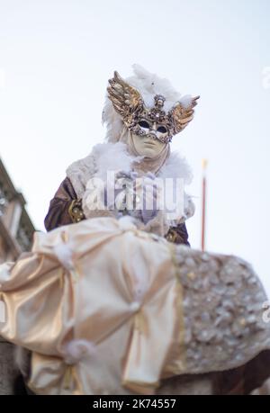 ©VaLC/MAXPPP - Menschen in Kostümen und Masken posieren für Fotografen während der Feierlichkeiten zum Karneval von Venedig in Venedig, Norditalien, 20.. Februar 2017. Die Karnevalssaison in der historischen Lagunenstadt zieht jedes Jahr Nachtschwärmer aus der ganzen Welt an. Stockfoto