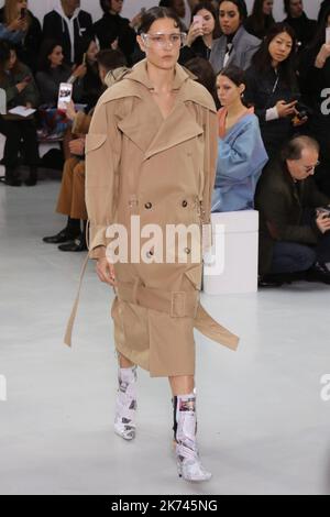 Das Model von Anne Sofie Madsen läuft während ihrer Modenschau am 1. März 2017 in Paris, Frankreich. Stockfoto