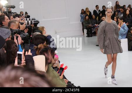 Das Model von Anne Sofie Madsen läuft während ihrer Modenschau am 1. März 2017 in Paris, Frankreich. Stockfoto