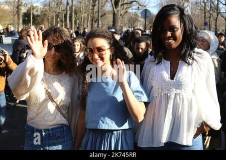 Houda Benyamina, Oulaya Amamra und Jisca Kalvanda verlassen die Chloe Fashion Show am 2. März 2017 in Paris, Frankreich. Stockfoto