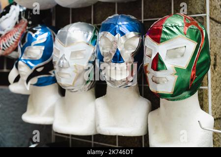 Mexikanische Wrestling Masken auf Mannequin Köpfe. Traditionelles Sport-Souvenir aus Mexiko Stockfoto