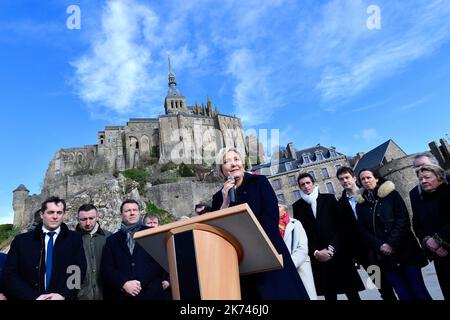 Marine Le Pen, die Präsidentschaftskandidatin der französischen rechtsextremen Front National (FN), spricht während eines Besuchs in Le Mont-Saint-Michel, Nordwest-Frankreich, am 27. Februar 2017. Stockfoto