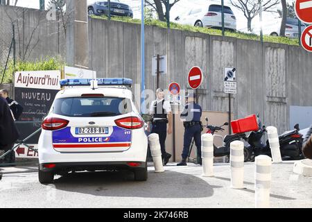 Der 16.. März 2017 - Schüsse auf die Schule in der französischen Stadt Grasse Funken Terror Alarm. Frankreich hat am Donnerstag nach einem Schuß auf eine Schule in der südlichen Stadt Grasse eine Terrorangriffswarnung herausgegeben. Berichten zufolge hat ein Verdächtiger, der mehrere Waffen besitzt, das Feuer auf den Schulleiter eröffnet. Stockfoto