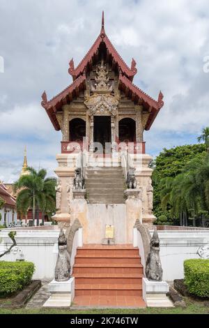 Vorderansicht der alten Hor Trai Bibliothek im berühmten Wahrzeichen des buddhistischen Tempels Wat Phra Singh, Chiang Mai, Thailand Stockfoto