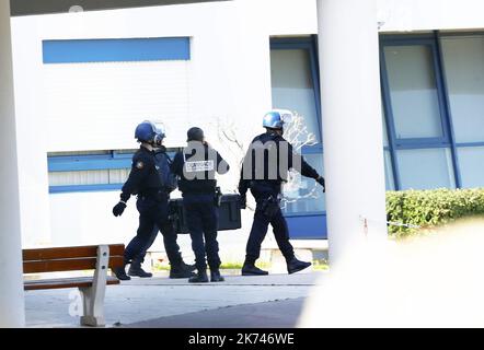 Der 16.. März 2017 - Schüsse auf die Schule in der französischen Stadt Grasse Funken Terror Alarm. Frankreich hat am Donnerstag nach einem Schuß auf eine Schule in der südlichen Stadt Grasse eine Terrorangriffswarnung herausgegeben. Berichten zufolge hat ein Verdächtiger, der mehrere Waffen besitzt, das Feuer auf den Schulleiter eröffnet. Stockfoto