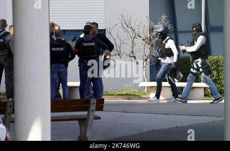 Der 16.. März 2017 - Schüsse auf die Schule in der französischen Stadt Grasse Funken Terror Alarm. Frankreich hat am Donnerstag nach einem Schuß auf eine Schule in der südlichen Stadt Grasse eine Terrorangriffswarnung herausgegeben. Berichten zufolge hat ein Verdächtiger, der mehrere Waffen besitzt, das Feuer auf den Schulleiter eröffnet. Stockfoto