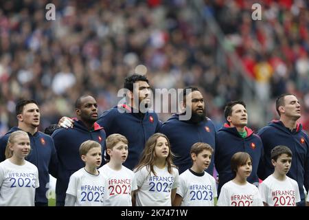 Frankreichs Spieler singen die Nationalhymne beim RBS 6 Nations 2017 Rugby Union Spiel zwischen Frankreich und Wales am 18. März 2017 im Stade de France in Saint Denis, Frankreich - Foto Benjamin Cremel/IP3 Stockfoto