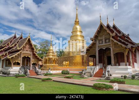 Panoramasicht auf goldene Stupa und religiöse Gebäude am berühmten Wahrzeichen des buddhistischen Tempels Wat Phra Singh, Chiang Mai, Thailand Stockfoto