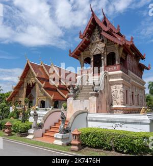 Landschaftsansicht der alten Hor Trai Bibliothek mit wunderschönem Stuck Flachrelief Dekoration im berühmten Wat Phra Singh buddhistischen Tempel, Chiang Mai, Thailand Stockfoto