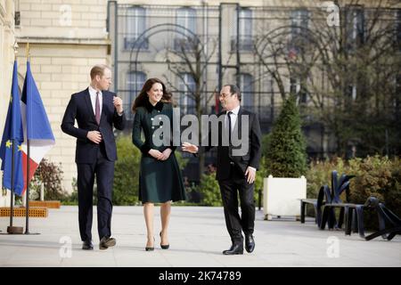 Der französische Präsident Francois Hollande mit dem britischen Prinz William, Herzog von Cambridge, und seiner Frau Catherine, Herzogin von Cambridge, vor ihrem Treffen im Elysee Palace in Paris, Frankreich, am 17. März 2017. Der Herzog und die Herzogin von Cambridge sind für einen zweitägigen offiziellen Besuch in Paris. Stockfoto