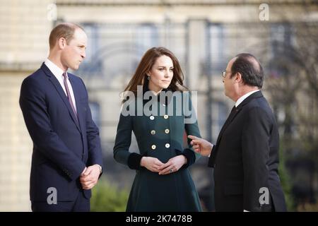 Der französische Präsident Francois Hollande mit dem britischen Prinz William, Herzog von Cambridge, und seiner Frau Catherine, Herzogin von Cambridge, vor ihrem Treffen im Elysee Palace in Paris, Frankreich, am 17. März 2017. Der Herzog und die Herzogin von Cambridge sind für einen zweitägigen offiziellen Besuch in Paris. Stockfoto