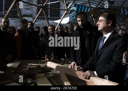 Der französische Präsident Francois Hollande spricht mit Handwerkern während einer Veranstaltung, um den ersten Stein der Renovierung der Basilika Saint-Denis zu legen. Die Renovierungsarbeiten sind Teil der Vorbereitungen für die Olympischen Spiele 2024, wenn Paris als Austragungsort der Spiele ausgewählt wird. Saint Denis, in der Nähe von Paris in Frankreich - 11/03/2017 Stockfoto