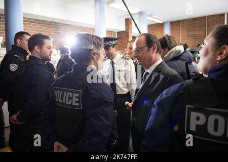 Der französische Präsident Francois Hollande besucht vor einer Zeremonie eine Polizeistation, um am 11. März 2017 in Aubervilliers, nördlich von Paris, die Gedenktafel einer Straße zu enthüllen, die nach dem ehemaligen Bürgermeister von Aubervilliers, Jacques Salvator, benannt wurde. Jacques Salvator starb am 11. März 2016. Stockfoto