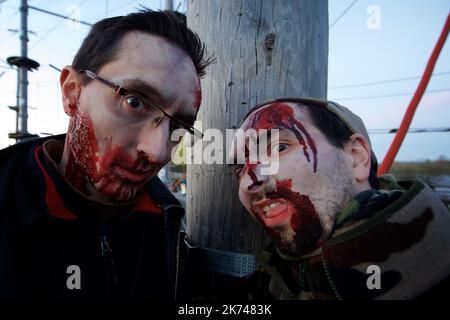 Racegoers konkurrieren beim Zombie Run in Nordfrankreich Stockfoto