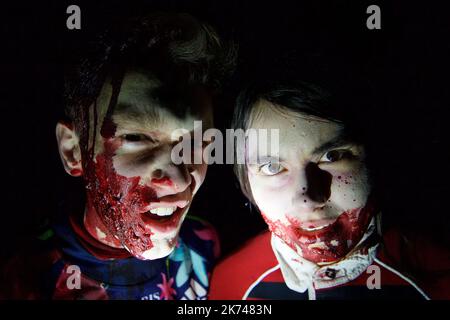 Racegoers konkurrieren beim Zombie Run in Nordfrankreich Stockfoto