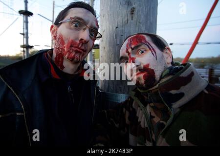 Racegoers konkurrieren beim Zombie Run in Nordfrankreich Stockfoto