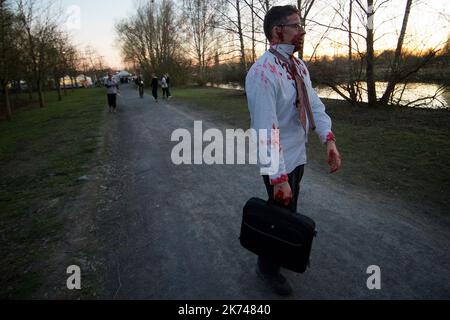 Racegoers konkurrieren beim Zombie Run in Nordfrankreich Stockfoto