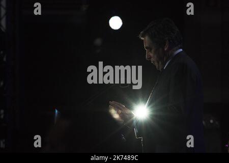 Der französische Präsidentschaftswahlkandidat der rechten Partei Les Republicains (LR), Francois Fillon, hält am 24. März 2017 eine Rede während eines Wahlkampftreffens in Biarritz. Stockfoto