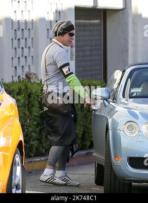 Mickey Rourke wird in Beverly Hills, USA, in einen blauen Bentley eintreten sehen Stockfoto