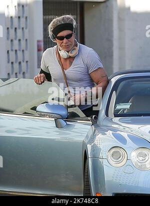 Mickey Rourke wird in Beverly Hills, USA, in einen blauen Bentley eintreten sehen Stockfoto