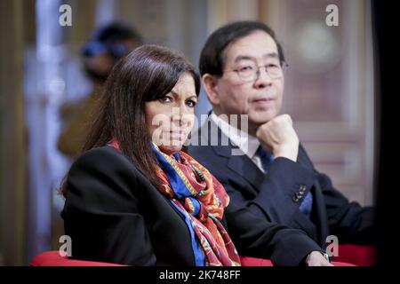 Bürgermeister von London Sadiq Khan besucht ein Luft-Qualität-Ereignis mit Bürgermeister Anne Hidalgo und Bürgermeister von Seoul, Park Won-bald im Hotel de Ville in Paris, wo sie wie zur Verringerung der Umweltverschmutzung in den Städten der Welt diskutiert. Stockfoto