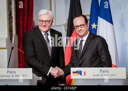 Bundespräsident Frank-Walter Steinmeier (R) und der französische Präsident Francois Hollande treffen sich im Elysée-Palast in Paris. Deutschlands neuer Präsident macht seinen ersten offiziellen Besuch in Frankreich. Stockfoto