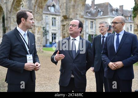 Gilles Finchelstein, Generaldirektor der Jean-Jaures-Stiftung, Henri Nallet, Präsident der Jean-Jaures-Stiftung, Francois Hollande und Harlem Desir, französischer Staatssekretär für europäische Angelegenheiten, während der Sitzung der Initiative „Think Tanks Tandem“ 3.. Stockfoto