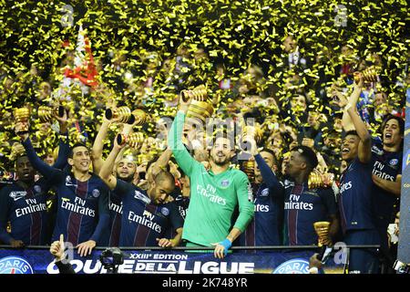 Das Fußballfinale des französischen Ligapokals zwischen Paris Saint-Germain (PSG) und Monaco (ASM) am 1. April 2017 im Stadion Parc Olympique Lyonnais in Decines-Charpieu, In der Nähe von Lyon.©PHOTOPQR/LE PROGRES/Richard Mouillaud - Richard Mouillaud DECINES FOOT FINALE Coupe DE LA LIGUE MONACO PARIS SG PSG REMPORTE LA Coupe DE LA LIGUE Paris Saint-Germain Holen Sie die Trophäe, wie er mit Teamkollegen nach dem Gewinn des französischen Ligapokals-Finale zwischen Paris Saint-Germain (PSG) und Monaco (ASM) feiert Am 1. April 2017 im Stadion Parc Olympique Lyonnais in Decines-Charpieu, in der Nähe von Lyon. Stockfoto