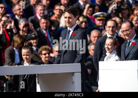 Der französische Präsident Francois Hollande spricht mit dem kanadischen Premierminister Justin Trudeau auf dem Heldenplatz in Arras am 9. April 2017 im Rahmen einer Zeremonie zum Gedenken an den 100.. Jahrestag der Schlacht von Vimy Ridge, Eine Schlacht im Ersten Weltkrieg, die ein kostspieliger Sieg für Kanada war, aber eine, die dazu beitrug, die nationale Identität der ehemaligen britischen Kolonie zu gestalten. Stockfoto