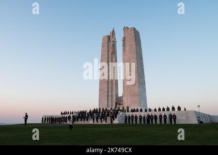 Centenaire de la bataille de Vimy. Ceremonie du crepuscule sur le Monument de la crete de Vimy. Stockfoto