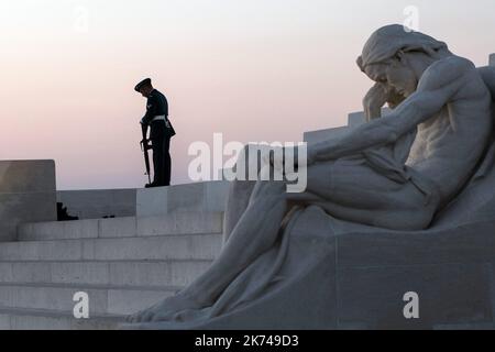 Centenaire de la bataille de Vimy. Ceremonie du crepuscule sur le Monument de la crete de Vimy. Stockfoto