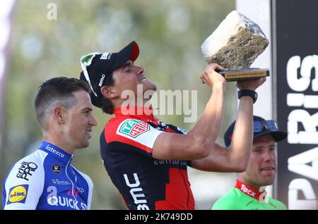 Der Belgier Greg Van Avermaet vom BMC Racing Team feiert am Sonntag, den 09. April 2017, das eintägige Radrennen „Paris-Roubaix“, 257km von Compiegne zum Velodrome in Roubaix, Frankreich, auf dem Podium Stockfoto