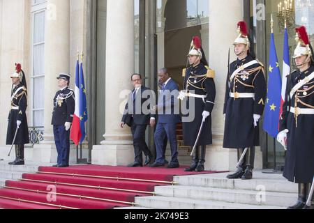 Der französische Präsident Francois Hollande spricht neben dem guineischen Präsidenten Alpha Conde während einer gemeinsamen Pressekonferenz am 11. April 2017 im Präsidentenpalast Elysee in Paris. Stockfoto