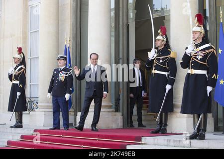 Der französische Präsident Francois Hollande spricht neben dem guineischen Präsidenten Alpha Conde während einer gemeinsamen Pressekonferenz am 11. April 2017 im Präsidentenpalast Elysee in Paris. Stockfoto