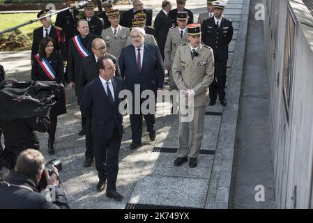 Der französische Präsident Francois Hollande weiht am 18. April 2017 im Parc Andre Citroen in Paris, Frankreich, ein Denkmal zu Ehren der französischen Soldaten ein, die bei ausländischen Militäroperationen (OPEX) getötet wurden. Stockfoto