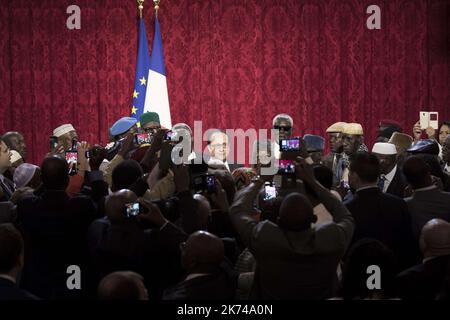 Der französische Präsident Francois Hollande stellt sich bei einer Zeremonie, bei der ehemalige senegalesische Kriegsveteranen im Elysee-Palast die französische Staatsbürgerschaft verliehen haben, unter die Veteranen senegalesischer Kriegsveteranen. Stockfoto