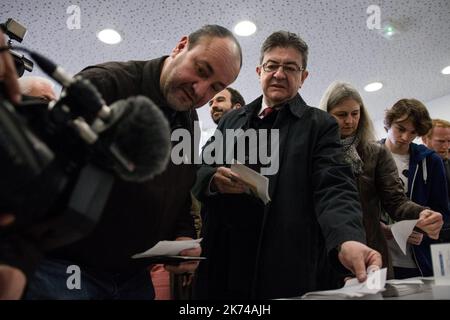 Der Vorsitzende und Kandidat der französischen Partei „Parti de Gauche“ (PG), Jean-Luc Melenchon, war während der französischen Präsidentschaftswahlen in einem Wahllokal. Stockfoto