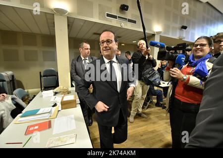 Der scheidende französische Präsident Francois Hollande stimmt während der ersten Runde der Präsidentschaftswahlen in Tulle, Zentralfrankreich, am 23. April 2017 in einem Wahllokal ab. Frankreich wird am 07. Mai 2017 die zweite Runde der Präsidentschaftswahlen abhalten. Stockfoto