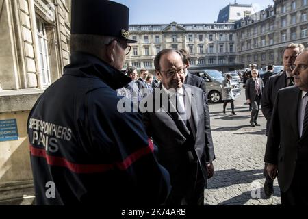 Der französische Präsident Francois Holland am 21. April 2017 im Pariser Polizeihauptquartier in Paris, Frankreich, nachdem bei dem tödlichen Schussereignis auf der Champs Elysees Avenue in Paris, Frankreich, ein Polizist getötet und zwei weitere verletzt worden waren, am 20. April 2017 Stockfoto