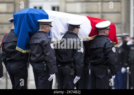 Der Sarg kommt am 25. April 2017 in Paris bei der nationalen Hommage an den gefallenen französischen Polizisten Xavier Jugele an. Stockfoto