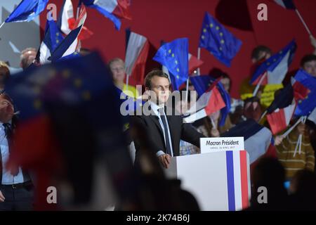 Ehemaliger Wirtschaftsminister und Kandidat der französischen Präsidentschaftswahl für die „en Marche!“ (Weiter!) Die politische Bewegung, Emmanuel Macron hält seine Rede während eines Treffens in Arras, Frankreich am 26. April 2017 Stockfoto