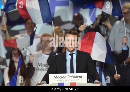 Ehemaliger Wirtschaftsminister und Kandidat der französischen Präsidentschaftswahl für die „en Marche!“ (Weiter!) Die politische Bewegung, Emmanuel Macron hält seine Rede während eines Treffens in Arras, Frankreich am 26. April 2017 Stockfoto