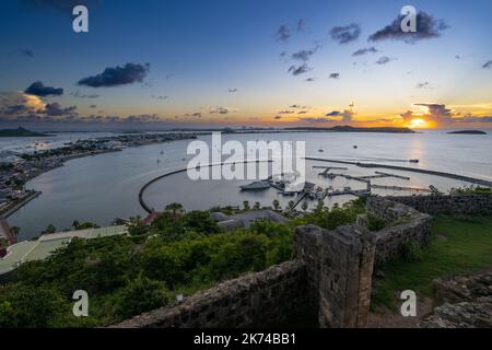 Blick auf den Sonnenuntergang von Fort Louis mit Blick auf den Hafen von Marigot auf der französischen Seite der karibischen Insel St. Martin Stockfoto