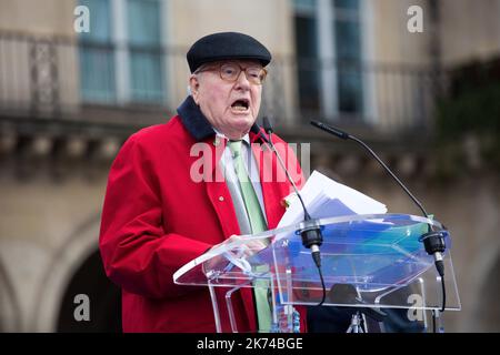 Jean-Marie Le Pen, der Gründer der rechtsextremen Front National (FN), hält am 1. Mai 2017 in Paris eine Rede während einer Kundgebung zum 1. Mai zu Ehren von Jeanne d'Arc. Stockfoto