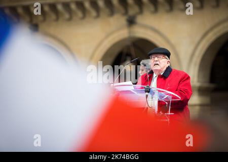 Jean-Marie Le Pen, der Gründer der rechtsextremen Front National (FN), hält am 1. Mai 2017 in Paris eine Rede während einer Kundgebung zum 1. Mai zu Ehren von Jeanne d'Arc. Stockfoto