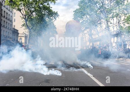 Am 1. Mai wird der Protest in den Straßen von paris gewalttätig Stockfoto