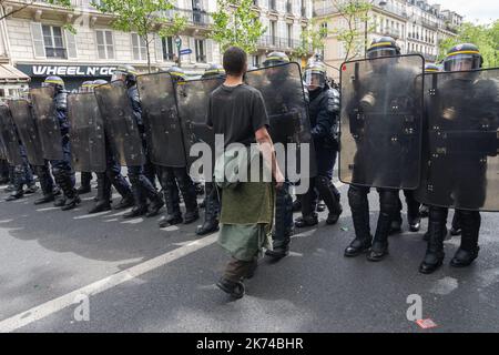 Am 1. Mai wird der Protest in den Straßen von paris gewalttätig Stockfoto