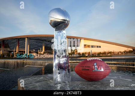 Symbolisches Bild für Super Bowl LVI, Trophäe und Ball vor dem SoFi Stadium, Inglewood, Kalifornien, USA Stockfoto