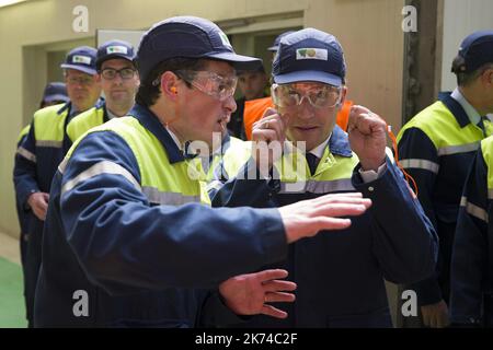 Französischer Präsidentschaftswahlkandidat für die en Marche ! Bewegung Emmanuel Macron trifft sich mit Mitarbeitern während eines Besuches beim Glashersteller VOA in Albi, Südwestfrankreich, am 04. Mai 2017. Frankreich wird am 07. Mai 2017 die zweite Runde der Kampagne durchführen. Stockfoto